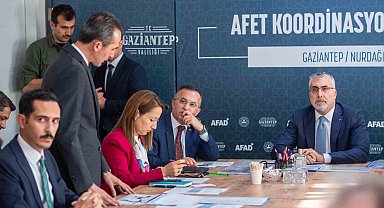 Bakan Işıkhan, deprem bölgesi Nurdağı'nda incelemelerde bulundu