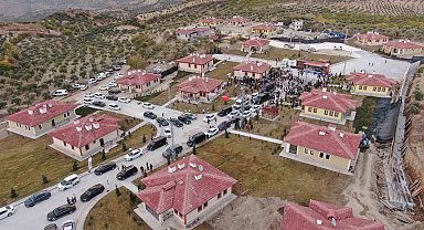 Bakan Özhaseki: "Yapımı biten ilk etap köy evlerimizi, 25 konutumuzu hak sahiplerimize teslim ediyoruz"