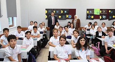 Bakan Tekin, İstanbul'da bir okulda bayrak törenine katıldı