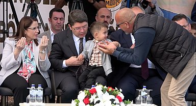 Bakan Yılmaz'dan, şehit madenci çocuğuna baba şefkati