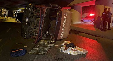 Bakırköy'de üst geçide çarpan tır devrildi