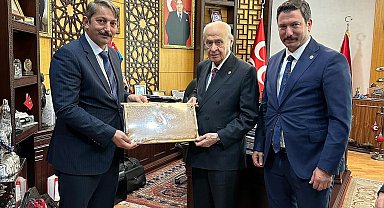 Bal Festivalinde dereceye giren 3 hilalli bal Devlet Bahçeli'ye hediye edildi