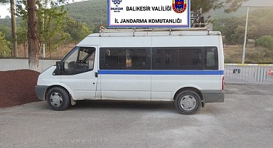 Balıkesir'de polis ve jandarmanın operasyonlarında 40 düzensiz göçmen ve 3 organizatör yakalandı