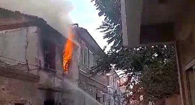 Balıkesir'de tarihi ev alev alev yandı