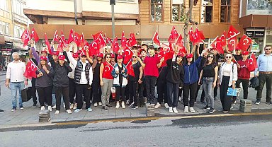 Balıkesir'in caddeleri kırmızı beyaza büründü