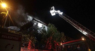Balkonda çıkan yangın çatıya sıçradı