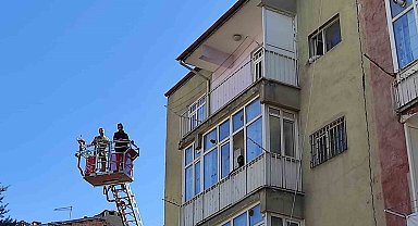 Balkonda mahsur kalan kediyi HAYDİ ve itfaiye ekipleri kurtardı