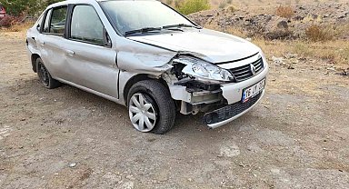 Bariyere çarpan otomobilde bulunan 4 kişi yaralandı