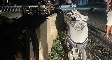 Bariyerlere çarpan alkollü motosiklet sürücüsü yaralandı