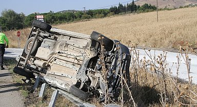 Bariyerlere çarpan araç yan döndü: 4 yaralı