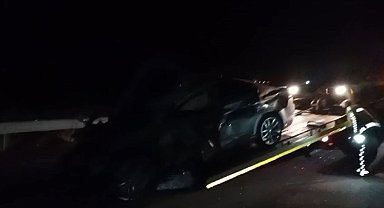 Bariyerlere çarpan otomobil hurdaya döndü: 1 yaralı