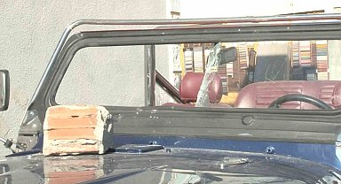 Başakşehir'de park halindeki cipe kaldırım taşıyla saldıran şahıs kamerada