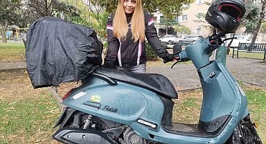 Başıboş sokak köpeği kadın motosiklet sürücüsünü canından ediyordu