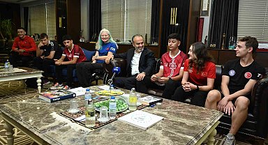 Başkan Aktaş Bursa'nın milli gururlarını ağırladı