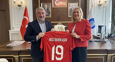 Başkan Aşgın'a milli takım forması