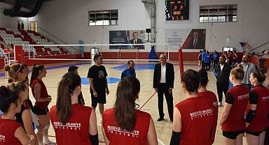Başkan Bakkalcıoğlu kadın voleybol takımının hazırlık maçını izledi