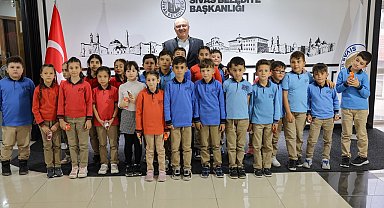 Başkan Bilgin, minik öğrencilerin talebini geri çevirmedi