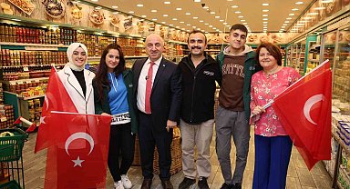 Başkan Bıyık esnafa bayrak dağıttı