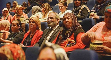 Başkan Bozdoğan 'Zübeyde, anlar ve oğullar' filmini kadınlarla birlikte izledi