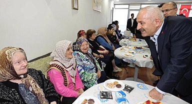 Başkan Büyükgöz huzurevi sakinlerini yalnız bırakmadı