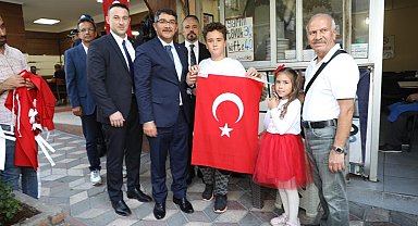 Başkan Çelik'ten cumhuriyetin 100. yılına özel bayrak hediyesi