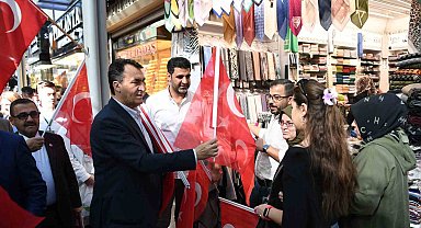 Başkan Dündar'dan çarşı esnafına Türk Bayrağı