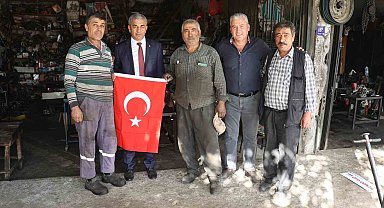 Başkan Kaplan, minibüsçü ve sanayi esnafına bayrak dağıttı