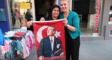 Başkan Şeniz Doğan, 29 Ekim öncesi vatandaşlara bayrak hediye etti