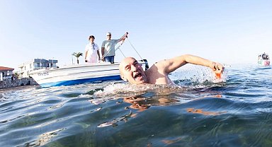 Başkan Soyer "Körfez'de yüzeceğim" sözünü tuttu