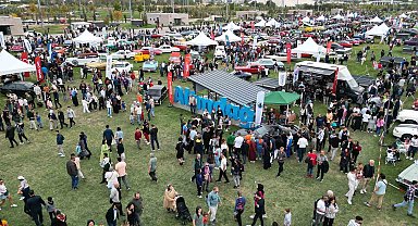 Başkent'te Klasik Otomobil Festivali'ne 300 bin ziyaretçi