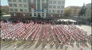 Başkent'te öğrencilerden Cumhuriyet koreografisi