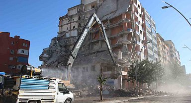 Batman'da depremde ağır hasar alan binalar yıkılmaya devam ediyor