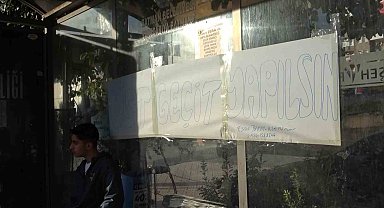 Batman'da üst geçit isteyen vatandaşlar otobüs duraklarına pankartlar astı