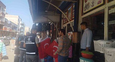 Bayrak dağıtan zabıta amiri bıçaklandı