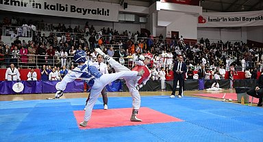 Bayraklı'da Cumhuriyet coşkusu sporla başladı