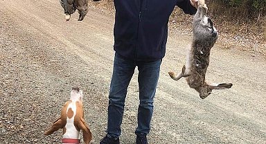 Belediye Başkanı, avladığı tavşan ve kekliklerle poz verdi