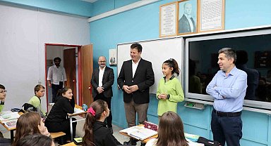 Belediye Başkanı bir anda sınıfa daldı, sebebi ise gönüllerde taht kurdu