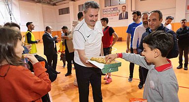 Belediye Başkanı meydan okudu, yenilince baklava dağıttı