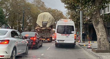 Beşiktaş'ta aşırı yüklü kamyon tehlike saçtı: O anlar kamerada