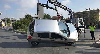 Beşiktaş'ta refüje çarpan araç yan yattı