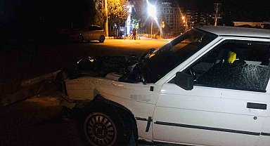 Beton bariyerlere çarptı, aracını bırakıp kaçtı