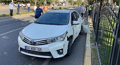 Beton mikseriyle çarpışan otomobilin sürücüsü yaralandı