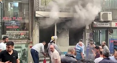 Beyazıt'ta iş yerindeki yangına esnaftan yangın tüpü seferberliği