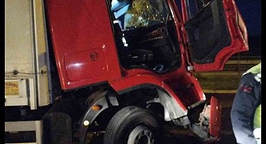 Beykoz'da kontrolden çıkan tır bariyere ve başka bir tıra çarptı: 1 yaralı