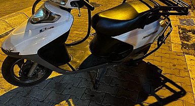 Beylikdüzü'nde yolda yürüyen kadının çantasını çalan motosikletli kapkaççılar yakalandı