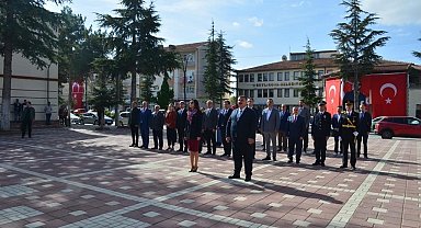 Beylikova Kaymakamı ve Başkan Özkan Alp Atatürk büstüne çelenk sundular