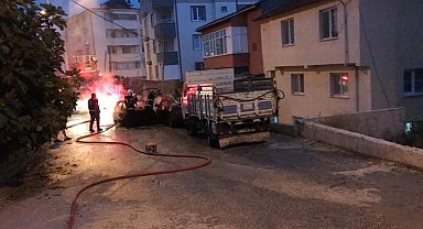 Bilecik'te 2 otomobil yanarak kül oldu