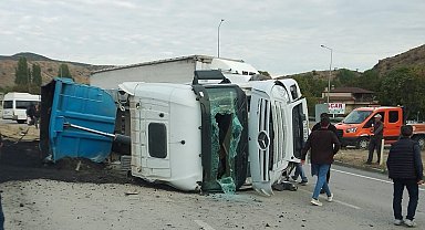 Bilecik'te kömür tozu yüklü kamyon devrildi, 2 kişi yaralandı