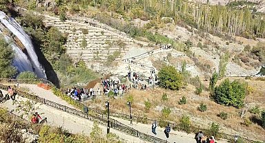 Bin kişilik öğrenci kafilesi Uzundere'yi gezdi