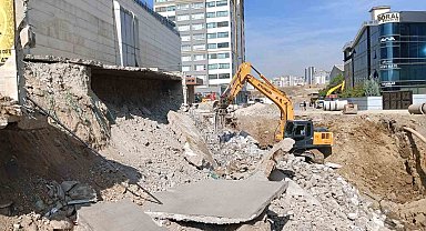 Binada toprak kayması oldu, firma yetkilileri can kaybı yaşanmadığı için koç kesti